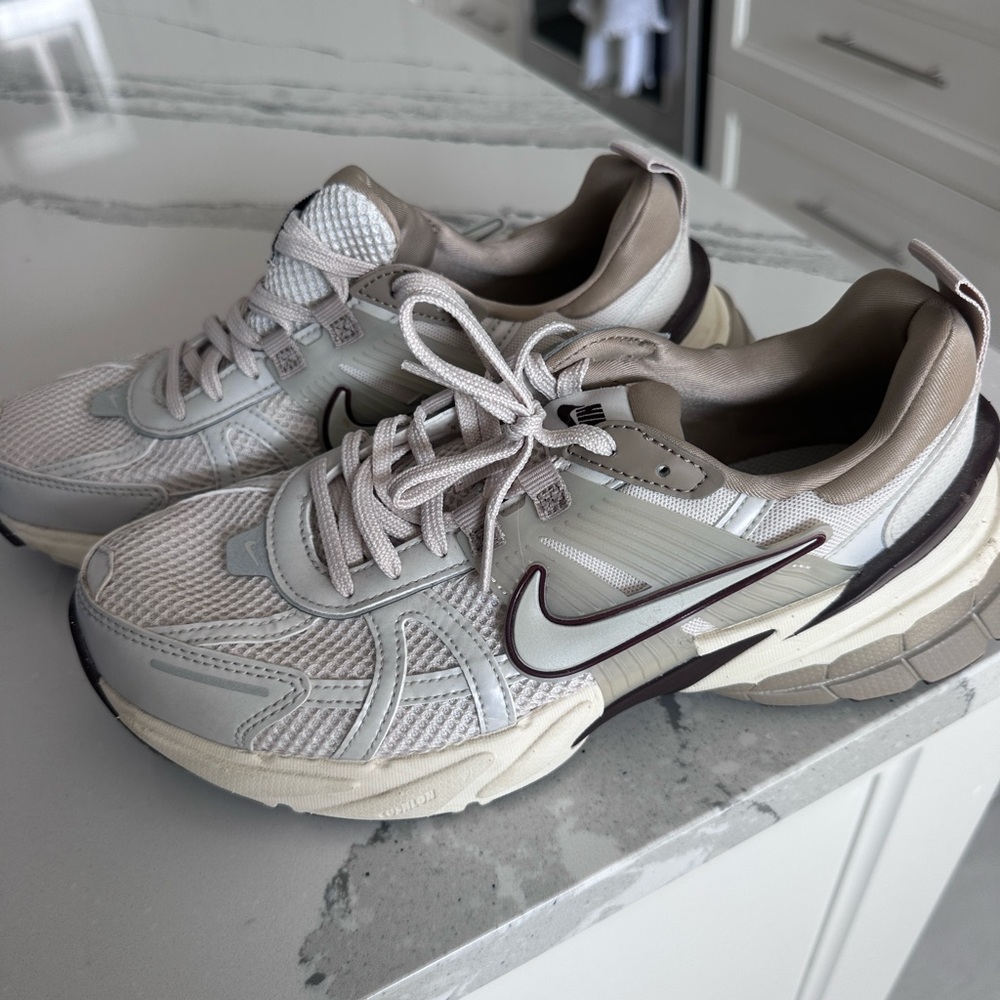 *SOLD* Women’s Nike V2K Run
